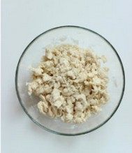 果酱甜甜圈,混合成粗颗粒状,盖保鲜膜静置15分钟