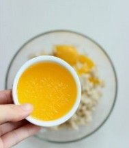 果酱甜甜圈,细砂糖、蛋黄、盐、融化的黄油依次加入混合