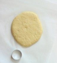 果酱甜甜圈,揉合成面团;发酵至1倍大,面团排气,擀压成厚1cm厚度;用饼干模具按压出大致形状