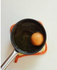 果酱甜甜圈,油温烧至160-180度之间,轻拿面团放入,金黄即可