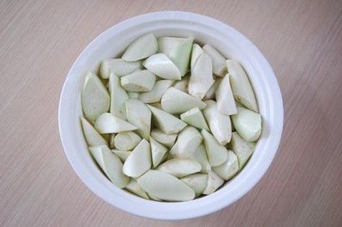 培根茄子煲,<a style='color:red;display:inline-block;' href='/shicai/ 58'>茄子</a>去蒂切滚刀块用淡盐水浸泡20分钟