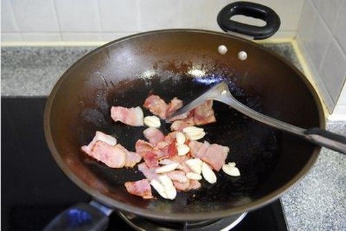 培根茄子煲,热锅加少许油，下<a style='color:red;display:inline-block;' href='/shicai/ 443'>培根</a>片小火慢煎，加入拍散的<a style='color:red;display:inline-block;' href='/shicai/ 2794'>大蒜</a>一起煎至两面金黄
