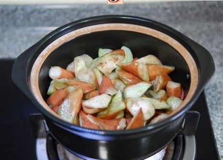 培根茄子煲,原锅炒茄子，煎好的茄子放入砂煲