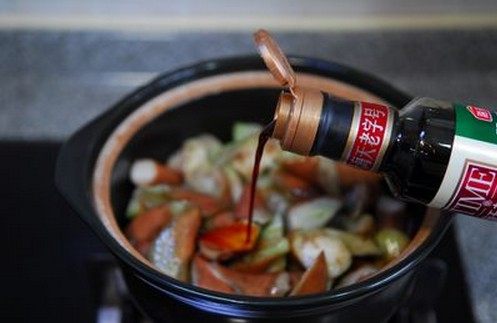 培根茄子煲,加<a style='color:red;display:inline-block;' href='/shicai/ 894'>黄酒</a>、鲜<a style='color:red;display:inline-block;' href='/shicai/ 692'>酱油</a>、<a style='color:red;display:inline-block;' href='/shicai/ 721'>蚝油</a>和少许开水，烧开后转小火焖约8至10分钟，茄子软烂即可