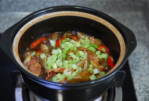 培根茄子煲,加入红椒，翻匀，勾薄芡，洒<a style='color:red;display:inline-block;' href='/shicai/ 125'>芹菜</a>碎，出锅