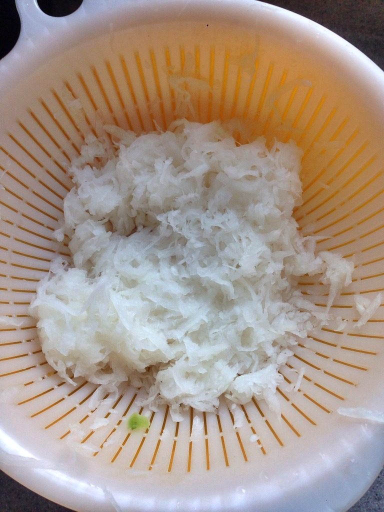 萝卜丝烙饼,萝卜刨丝后用盐腌制挤出水分