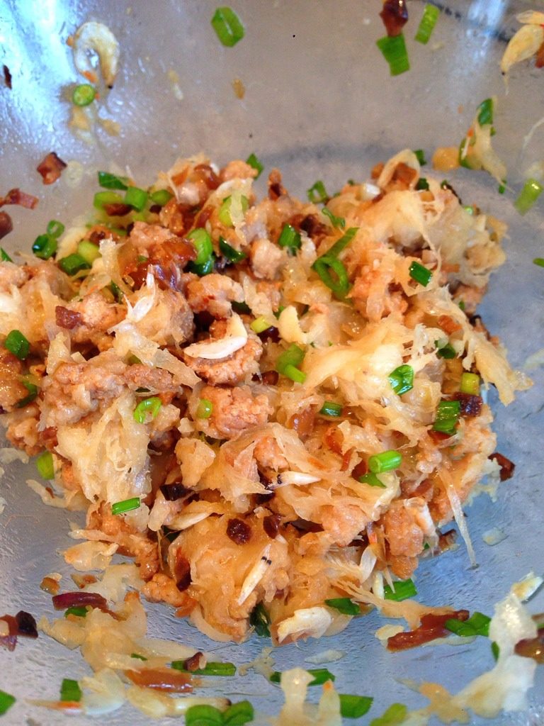 萝卜丝烙饼,炒好的小料跟<a style='color:red;display:inline-block;' href='/shicai/ 9141'>萝卜丝</a>搅拌均匀