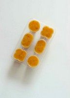 芒果与桃子冰棍,倒入干净已消毒的模具中,8分满即可