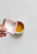 番茄培根塔,蛋黄、水、盐、糖混合均匀，放入冰箱冷藏备用