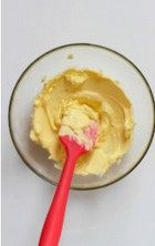 番茄培根塔,黄油使用橡皮刮刀搅拌至顺滑状态