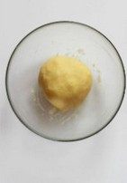 番茄培根塔,加入蛋水混合液，少量分次加入，拌成面团