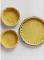 番茄培根塔,回温后的塔皮，擀压装入模具中，叉子戳洞，铺上小硬物烘烤200度 15分钟左右