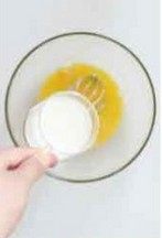 番茄培根塔,蛋液打散，缓慢加入淡奶油，加入盐打散备用