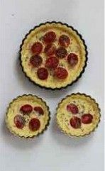 番茄培根塔,撒上培根碎，摆上小番茄，切面朝上，撒黑胡椒和迷迭香，烤箱中层 上下火 180度 20分钟左右 凝固即可