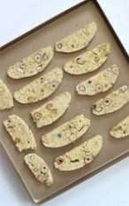 意式坚果脆饼,切割成1cm厚片,放入预热后的烤箱170°C 15分钟即可