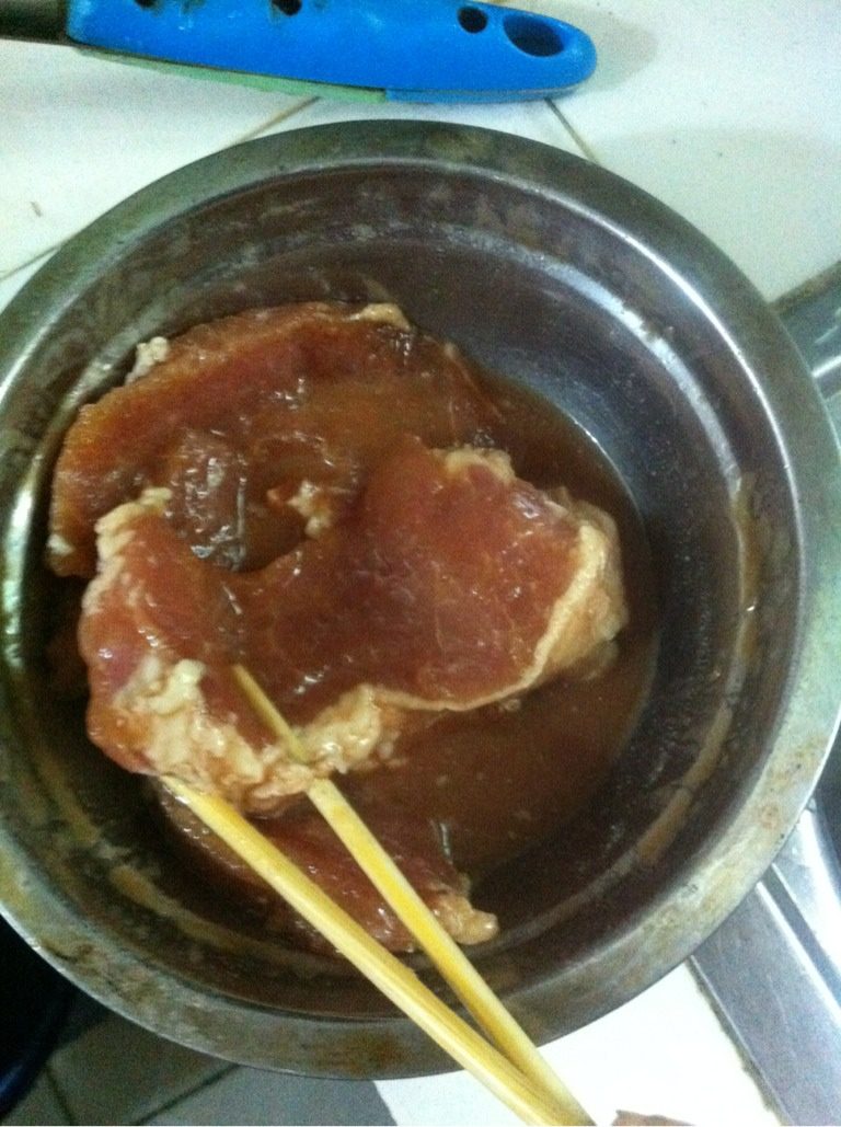 蜜汁义烧肉,如图把肉切成1厘米厚，加3匙<a style='color:red;display:inline-block;' href='/shicai/ 5264'>叉烧酱</a>少许盐酱油2匙玉米粉淹2小时以上