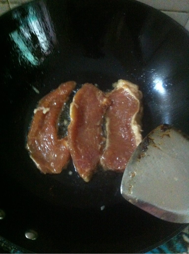 蜜汁义烧肉,如图油七成熟，用小火慢慢把肉煎至两面金黄