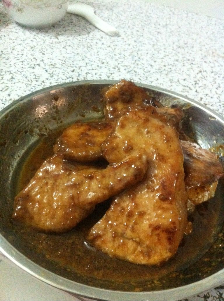 蜜汁义烧肉,如图汁淋在煎好的肉上面就可以了!