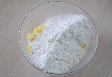 榴莲派,黄油从冰箱取出,直接切小块,筛入低粉