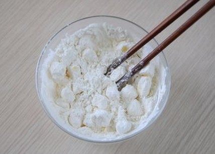 榴莲派,用筷子粗粗拌匀,每一块黄油都裹上面粉即可