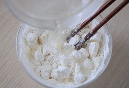 榴莲派,加入冰水,拌至无干粉
