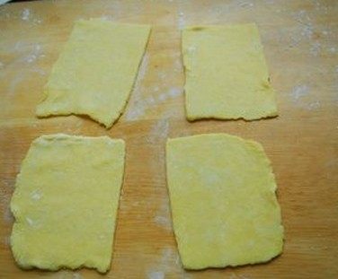 榴莲派,松弛好的面团取出擀成大片,分割成四等分