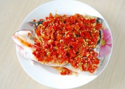 剁椒鱼头,鱼头放盘中，铺上一层<a style='color:red;display:inline-block;' href='/shicai/ 6161'>泡姜</a>，再铺满剁辣椒
