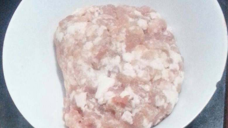 酸豆角炒肉糜,先腌制<a style='color:red;display:inline-block;' href='/shicai/ 10695'>肉糜</a>加<a style='color:red;display:inline-block;' href='/shicai/ 894'>黄酒</a>，淀粉，搅拌均匀