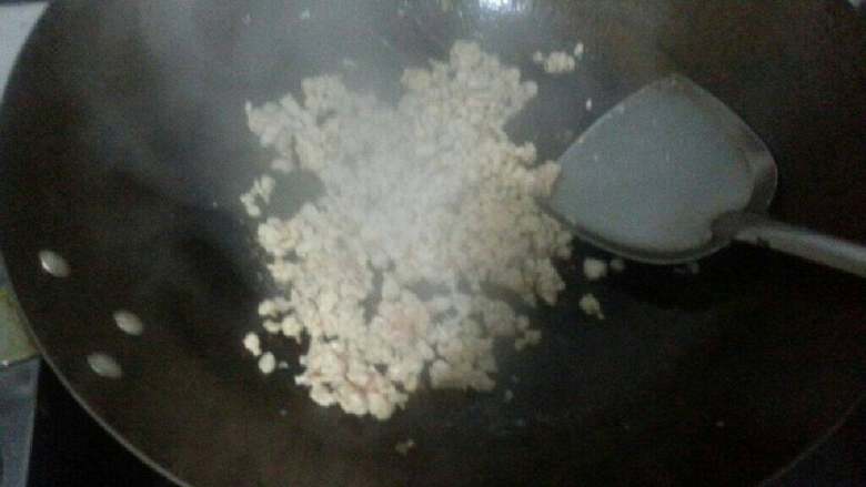 酸豆角炒肉糜,锅内放油，下肉糜煸炒