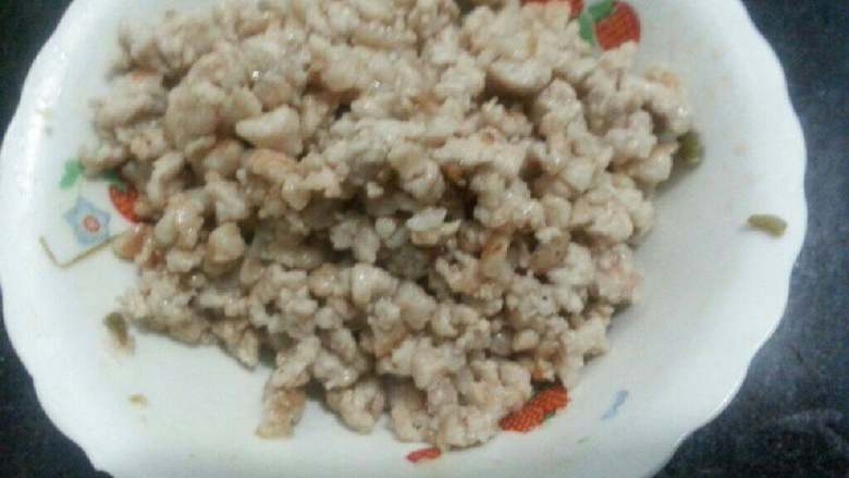 酸豆角炒肉糜,七八分熟盛出，备用