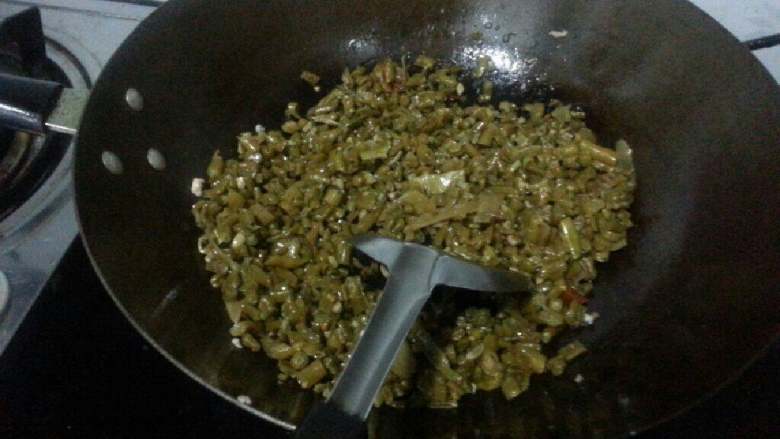 酸豆角炒肉糜,趁锅未冷，直接倒入<a style='color:red;display:inline-block;' href='/shicai/ 5085'>酸豆角</a>，炒匀