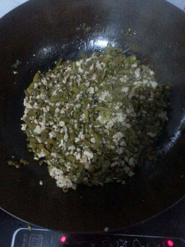 酸豆角炒肉糜,倒入肉糜，再翻炒，加糖，加水，加一点点<a style='color:red;display:inline-block;' href='/shicai/ 717'>味精</a>