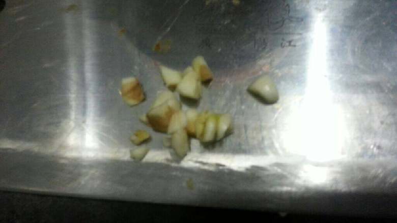 酸豆角炒肉糜,加入剁碎的蒜末和<a style='color:red;display:inline-block;' href='/shicai/ 86663'>红辣椒</a>末