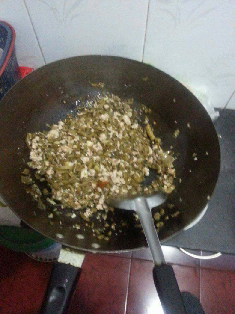 酸豆角炒肉糜,待水收干，出锅装盘即可