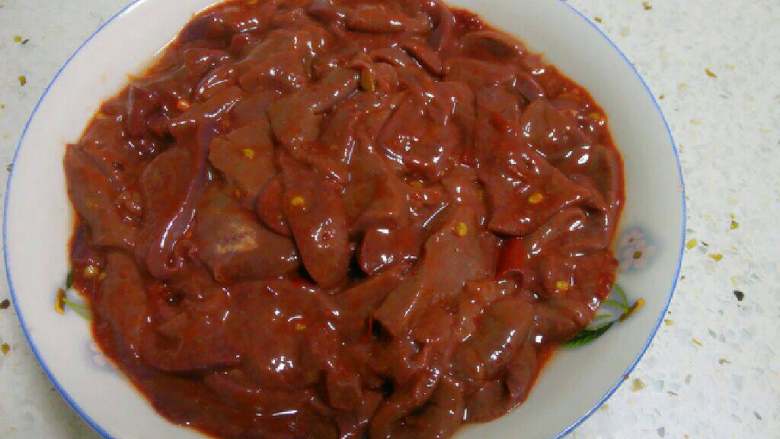 泡椒炒猪肝,<a style='color:red;display:inline-block;' href='/shicai/ 419'>猪肝</a>洗净切片,加料酒酱油豆瓣酱和少许生粉码味,十分钟。