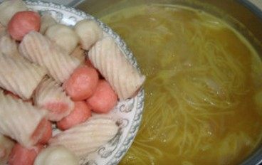 咖喱鱼丸面,放入丸子，收浓汤汁后浇在面条上，码上小白菜即可
