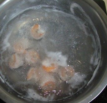 菠菜汁绿茶虾仁泡饭 ,虾剥壳，开背去沙线，加盐、味精、<a style='color:red;display:inline-block;' href='/shicai/ 17'>蛋清</a>、生粉抓匀，淋入少许油拌匀，焯熟