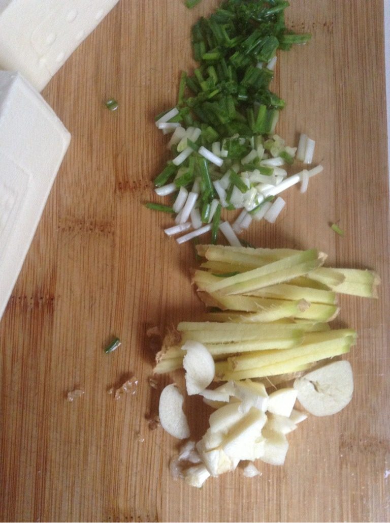 鲫鱼豆腐汤,切姜丝和蒜片还有葱花,备用。