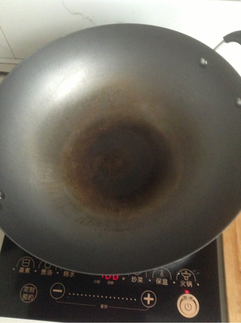 鲫鱼豆腐汤,热锅,锅一定要烧腊了放油这样才不会把鱼皮煎掉。