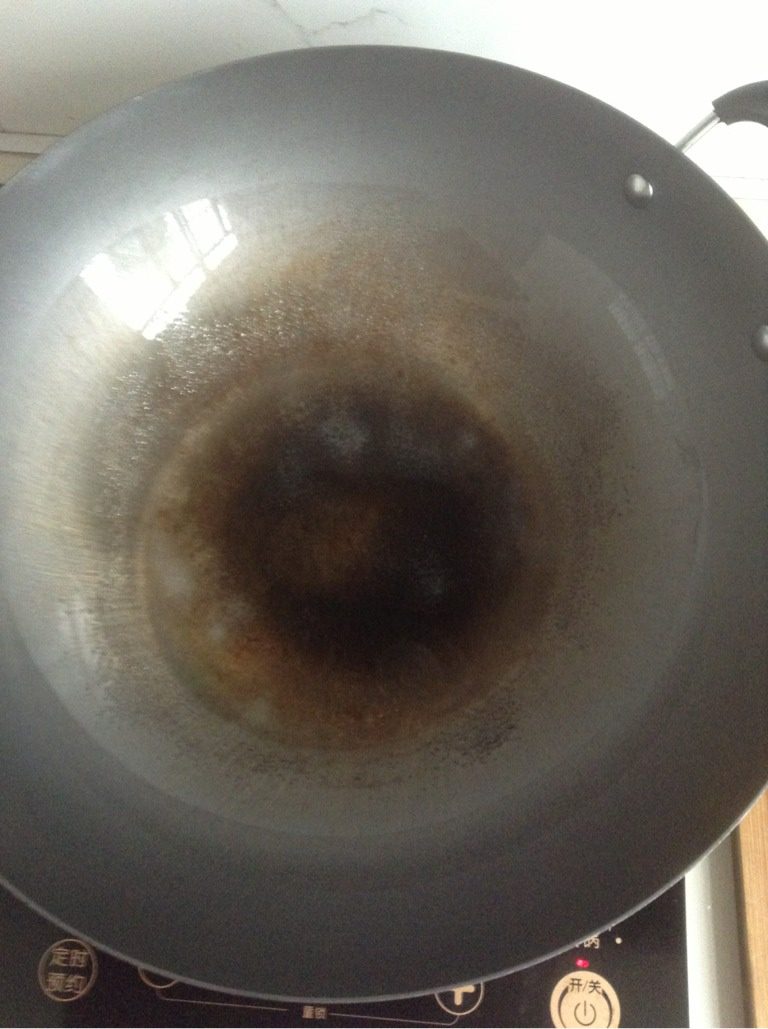 鲫鱼豆腐汤,放油,并待油热时,均匀的洒下盐。