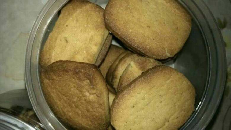 花生牛奶饼干(君之改良版),180°上下火，中层，10-15分钟周围变色即可取出，取出后静至2分钟，底面微微放凉再取下饼干，更容易完整的取下。放凉后即可食用，饼干是酥香微甜的口味，可依据自己的喜好增减花生酱和糖粉的分量