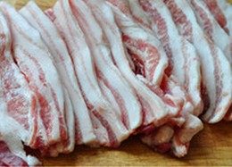 韩式烤辣酱五花肉,五花肉约500g,切成厚0.5cm、长10cm,宽5cm的长片