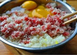 茄汁肉丸,加入鸡蛋、洋葱粒和面包屑,仍然顺加水的方向搅拌均匀