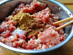 茄汁肉丸,加入肉豆蔻粉、姜粉和盐,顺原来的方向拌匀成肉馅