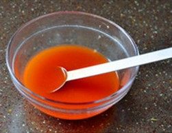 茄汁肉丸,芡汁的制作:番茄酱3大勺、白砂糖1大勺、盐少许、干淀粉1小勺和清水4大勺,放进小碗,搅拌均匀