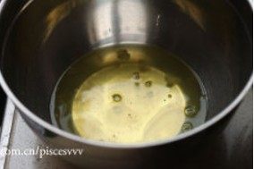 香草戚风蛋糕,全蛋磕入无水无油的盆中,将蛋黄和蛋白分离,蛋白放入冰箱冷冻