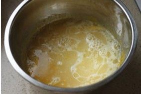 香草戚风蛋糕,在葵花籽油中加入热水,加入到蛋黄中,滴入香草精,搅拌均匀,使材料融为一体