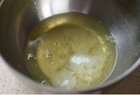 香草戚风蛋糕,将步骤1中冷冻的蛋白从冰箱取出,在部分结冰的蛋白中加入柠檬汁和10g幼砂糖