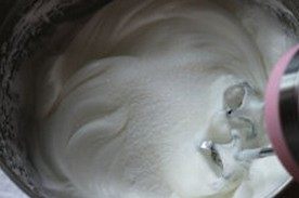 香草戚风蛋糕,加入剩余的20g幼砂糖,快速打发30秒~1分钟