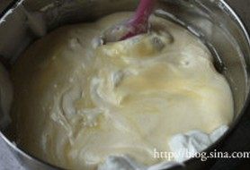 香草戚风蛋糕,再倒回蛋白霜中,用刮刀快速大幅度切拌30~35次